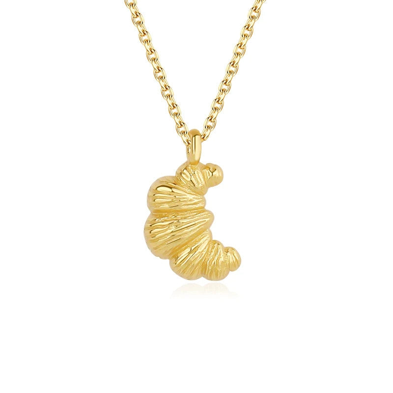 Betina halskæde fra MerlePerle i 18 karat forgyldt sølv med croissant-vedhæng, 40+5 cm.